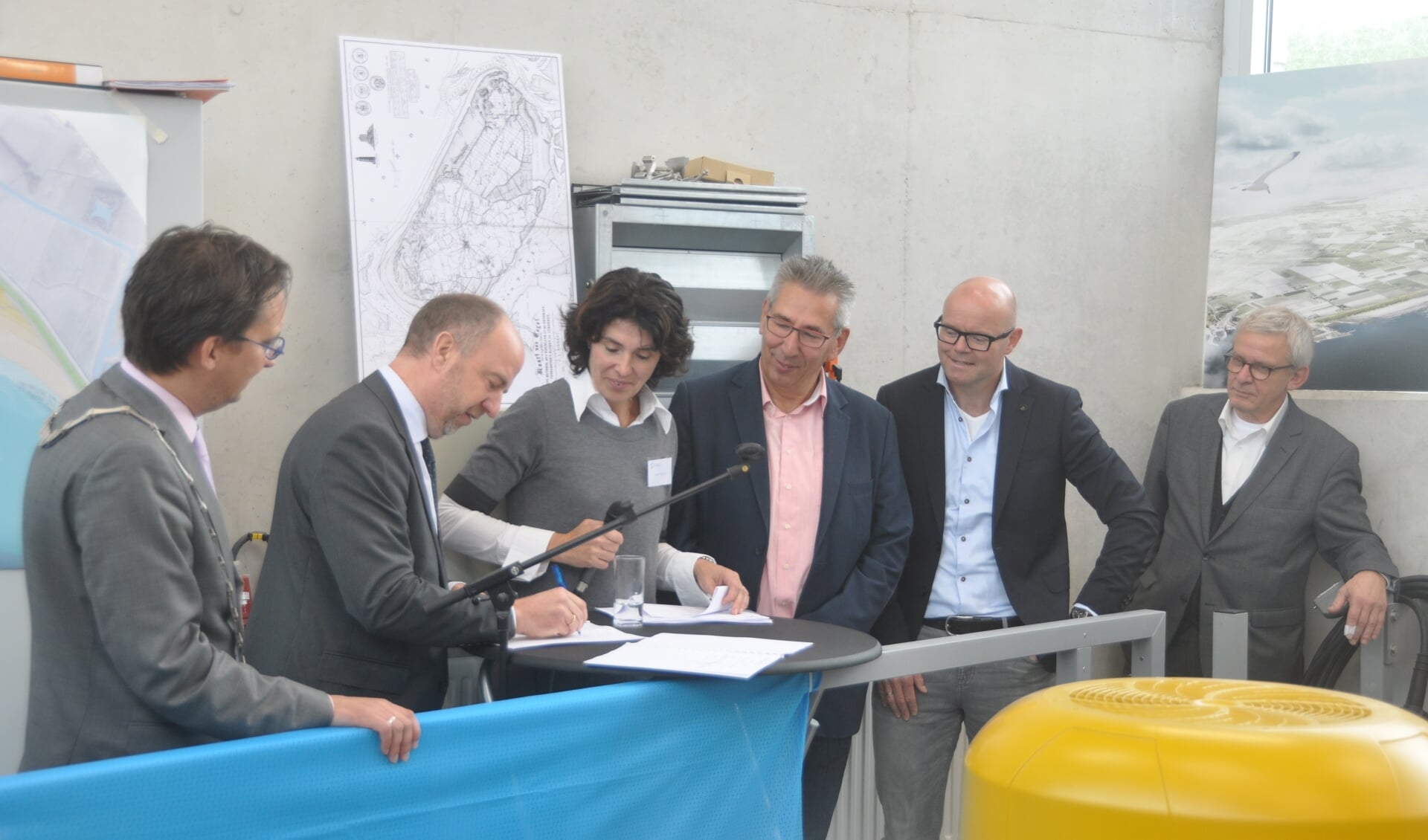 Francis Verhees, directeur Baggerwerken Benelux van Jan De Nul zet zijn handtekening voor de aanleg van de zandige PH-dijk.