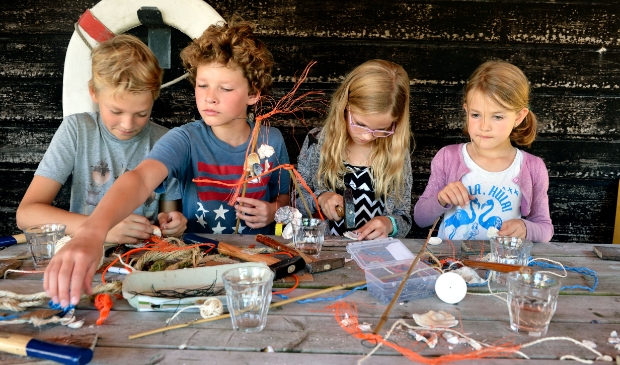 <p>Kinderen in actie bij Kaap Skil in Oudeschild.</p>
