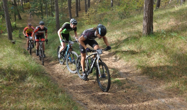 <p>Mountainbikers in De Dennen in 2017</p>