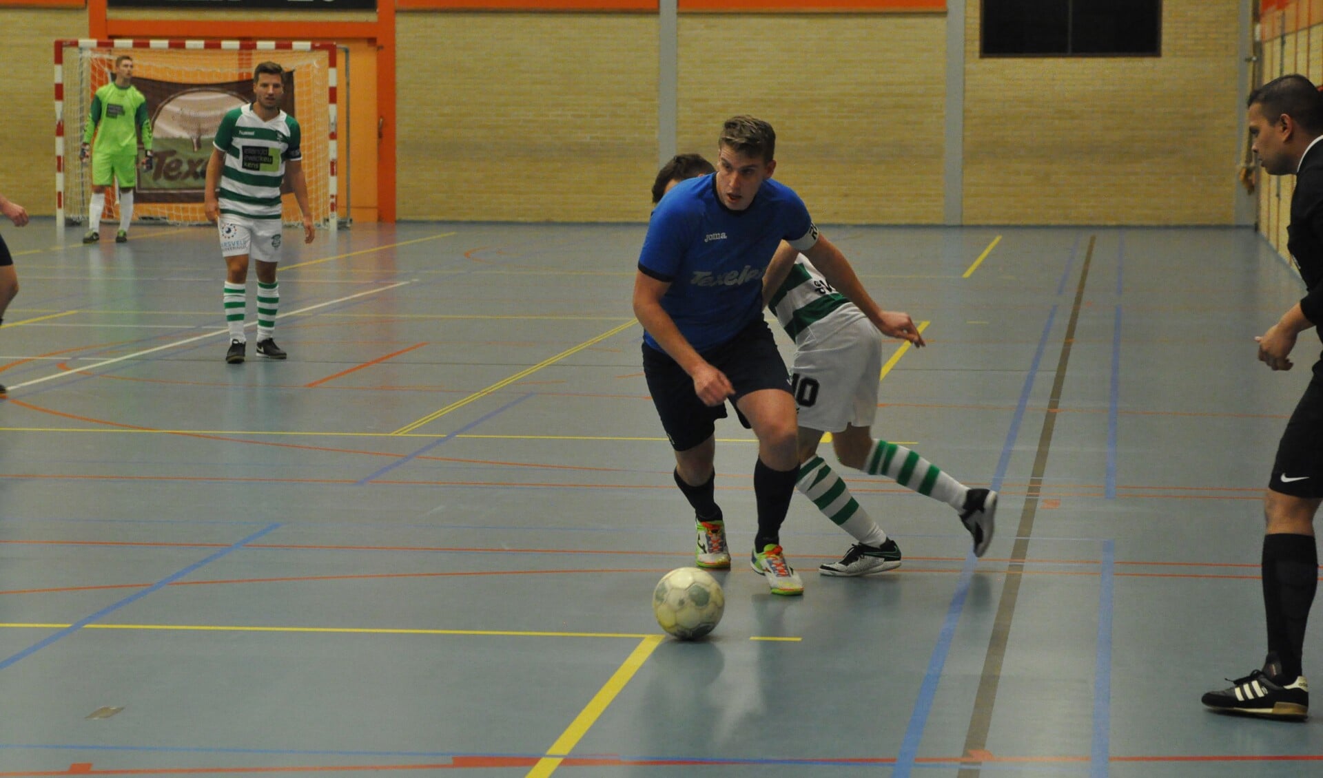 Zaalvoetballer Ruben Duinker in actie voor Texel Futsal. 