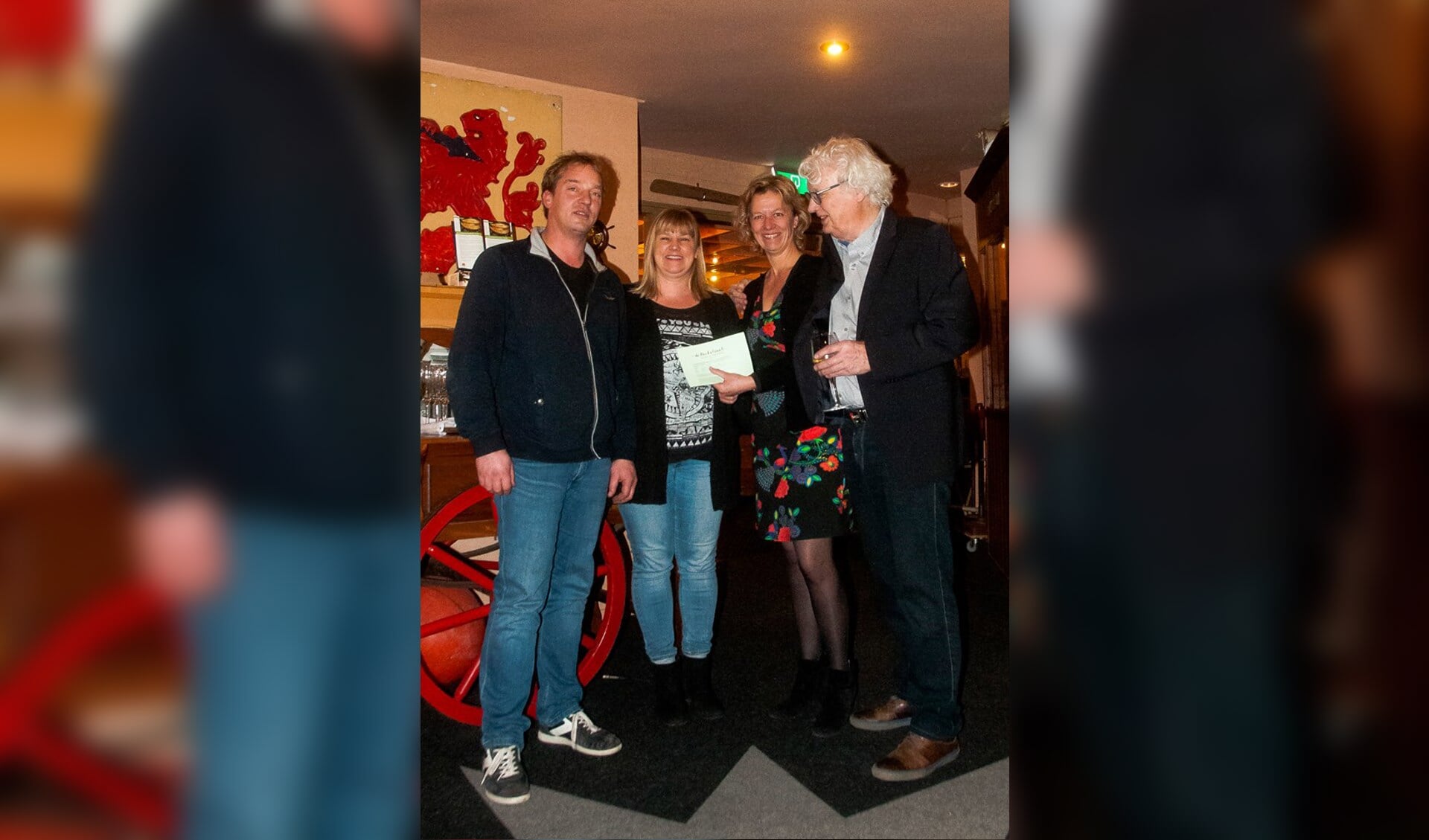 Robert en Wendy Grisnigt met notaris Marjon Hoogerheide en Jan Stolk van De Parkstraat. 