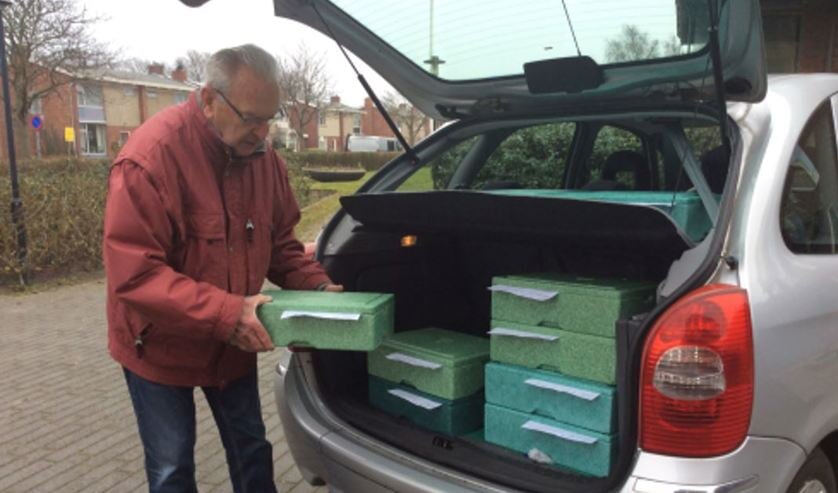 Rondbrengen van warme maaltijden voor Tafeltje Dekje.