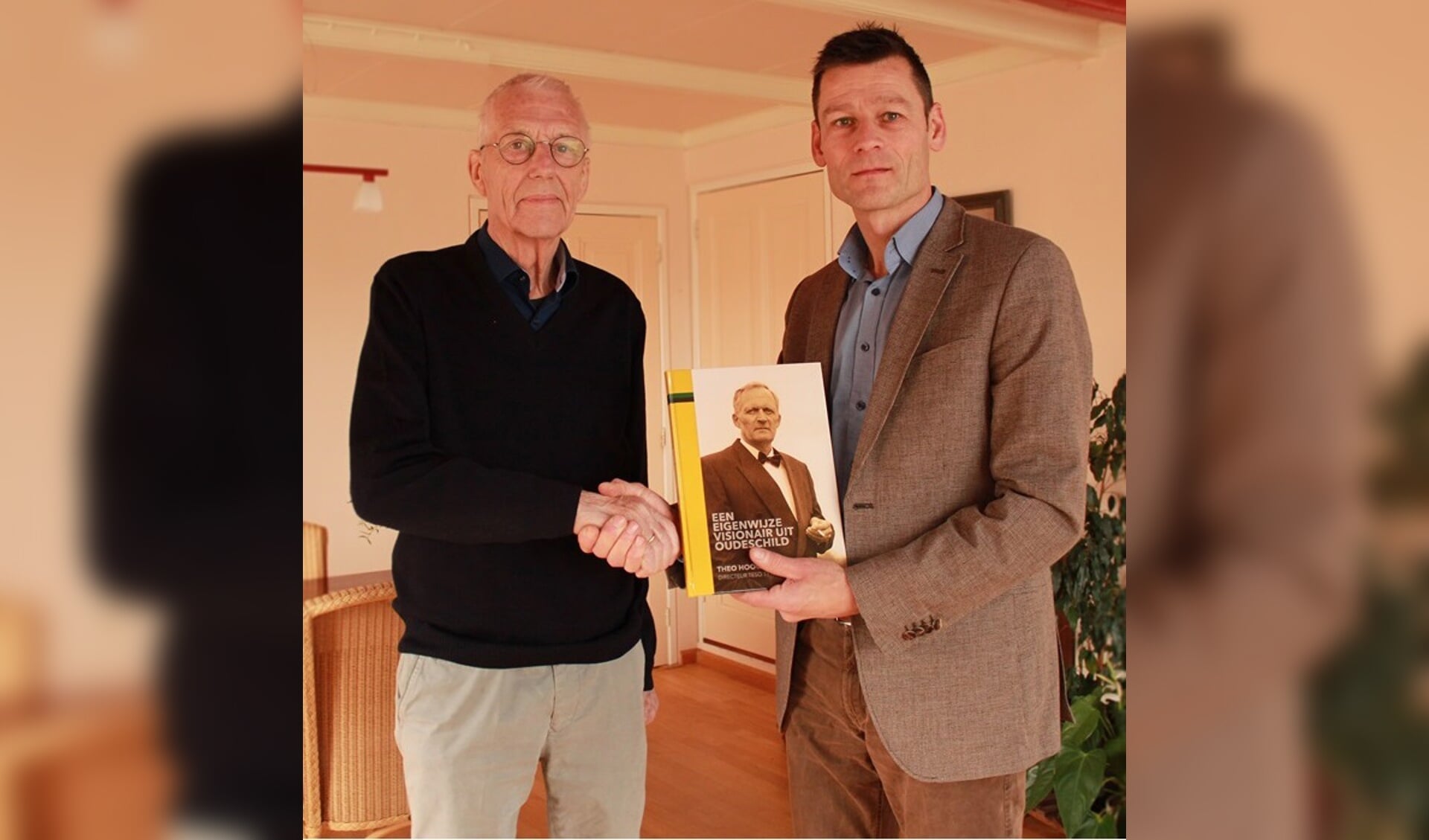 Bob Bakker kreeg een eerste exemplaar van president-commissaris Franck van den Broeck. 