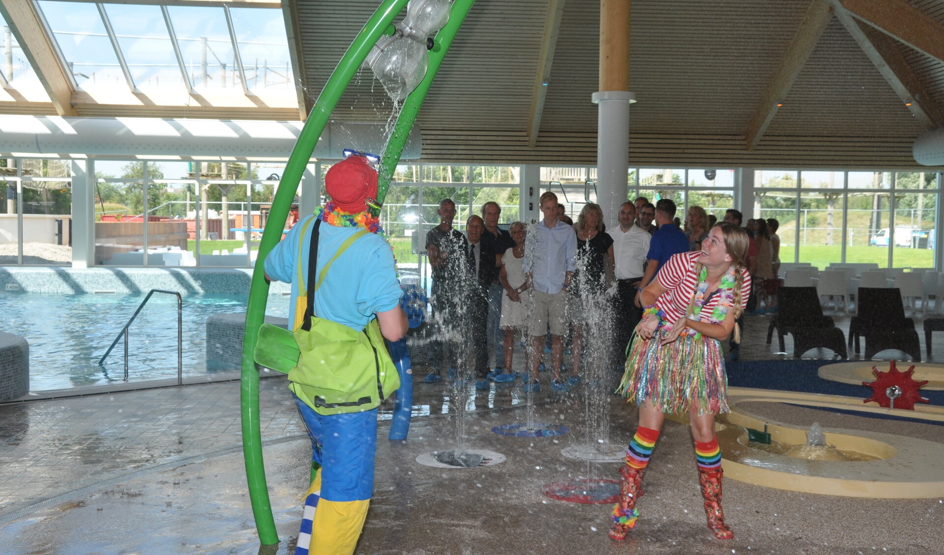 Spelen met water op het Indoor Spraypark van het nieuwe zwembad.