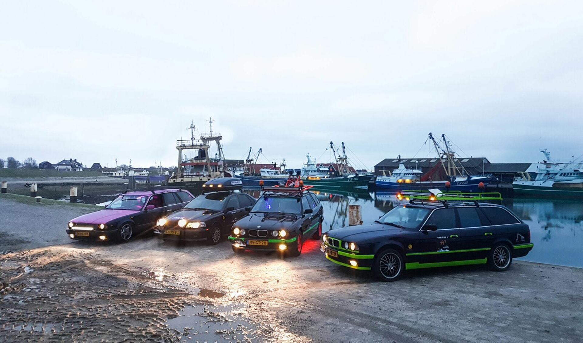 De gepimpte auto's waarmee de Texelaars mee doen aan de avontuurlijke rit door onder meer Scandinavië. 