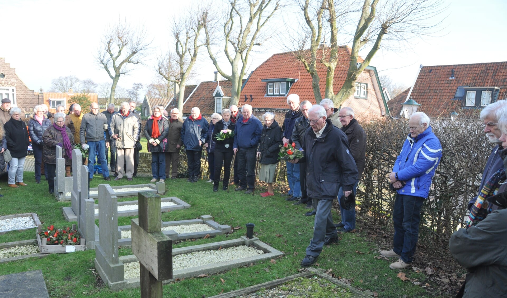 Cor de Wolf legt bloemen op het graf van Redmer IJska.