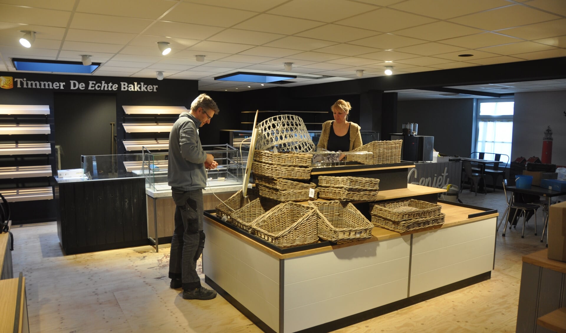 Firmanten Niels Kossen en Bea Timmer in de nieuwe winkel.