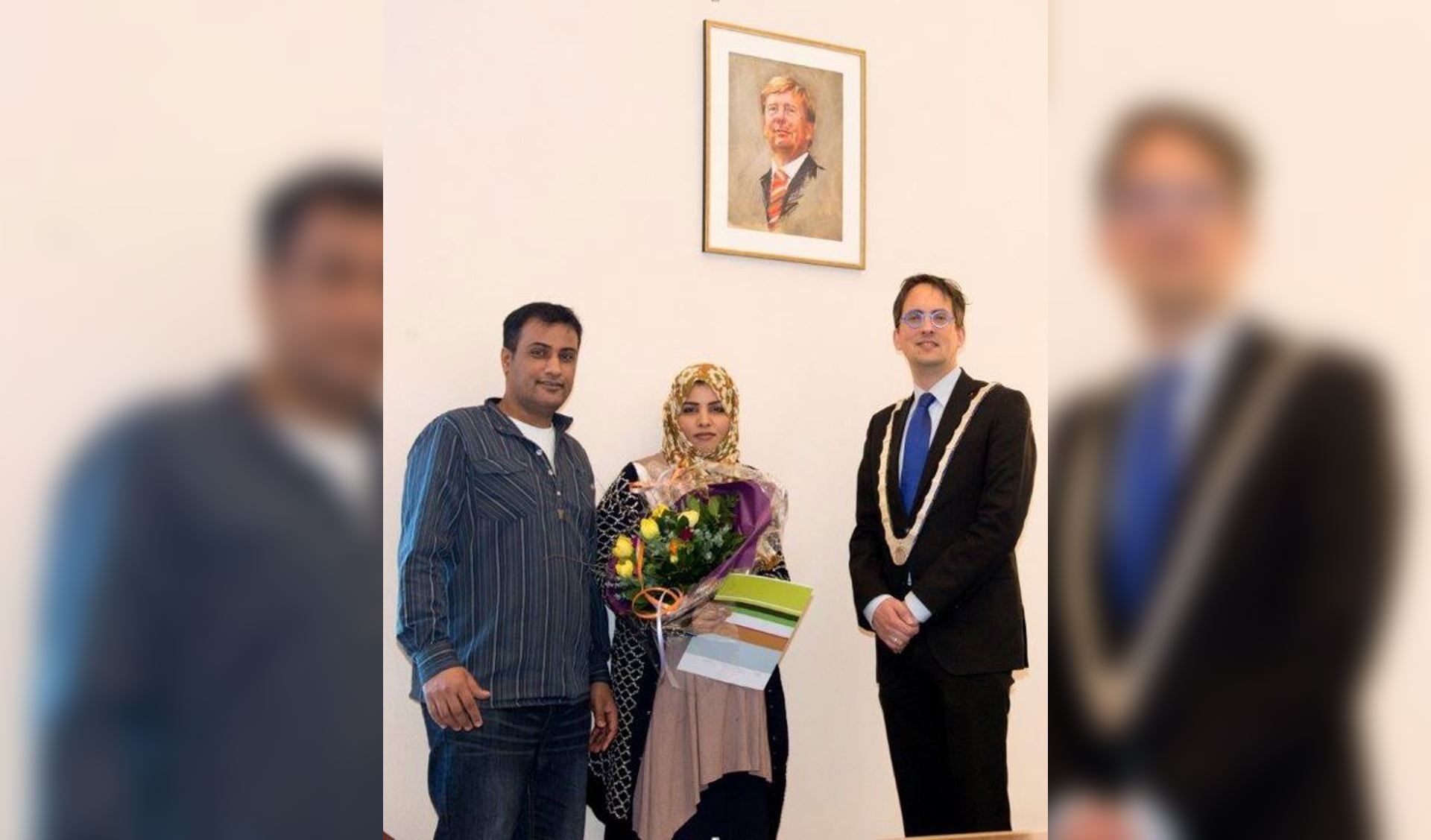 Mevrouw Arwa Abdi Alin Hadi met haar echtgenoot en burgemeester Michiel Uitdehaag. 