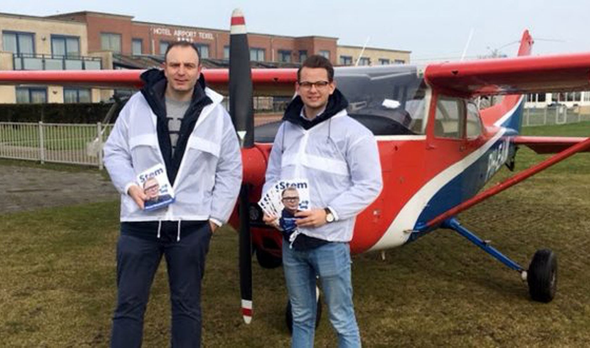 Johan Oosterhagen en Johan Molema van VNL vrijdag op Texel Airport. Op de flyers Jan Roos. 
