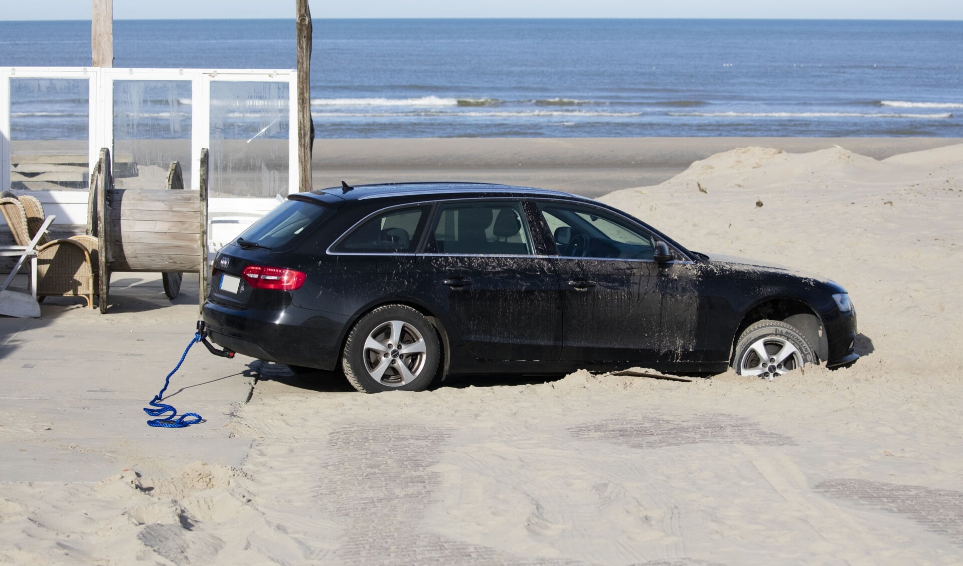 De auto vast op het strand bij Paal 12.