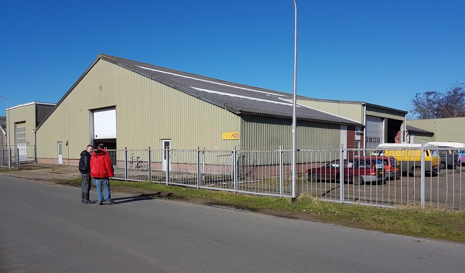 De loods aan het Wezenland waar de Texelse Autocentrale binnenkort een tijdelijke garage opent. 