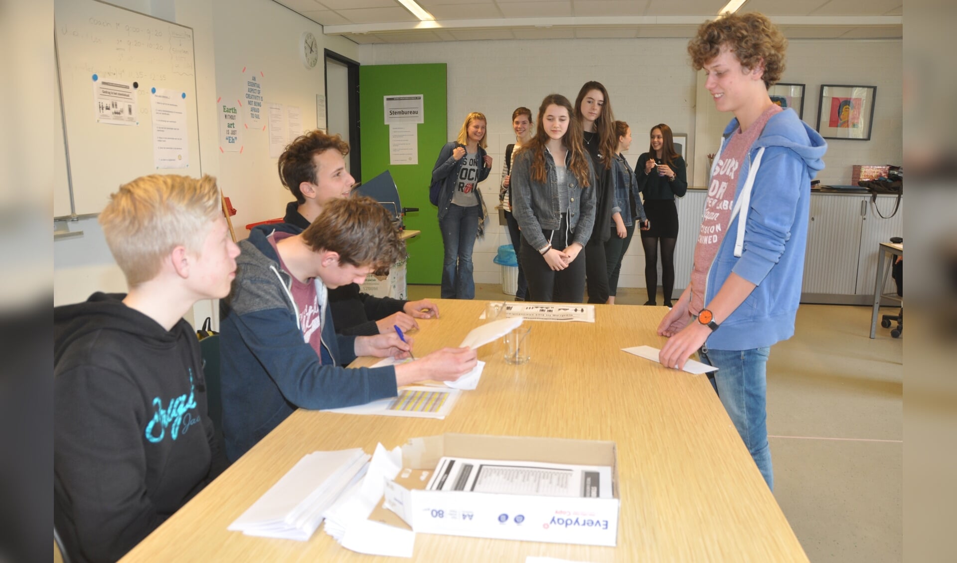 Het stembureau van de scholierenverkiezingen op de OSG.