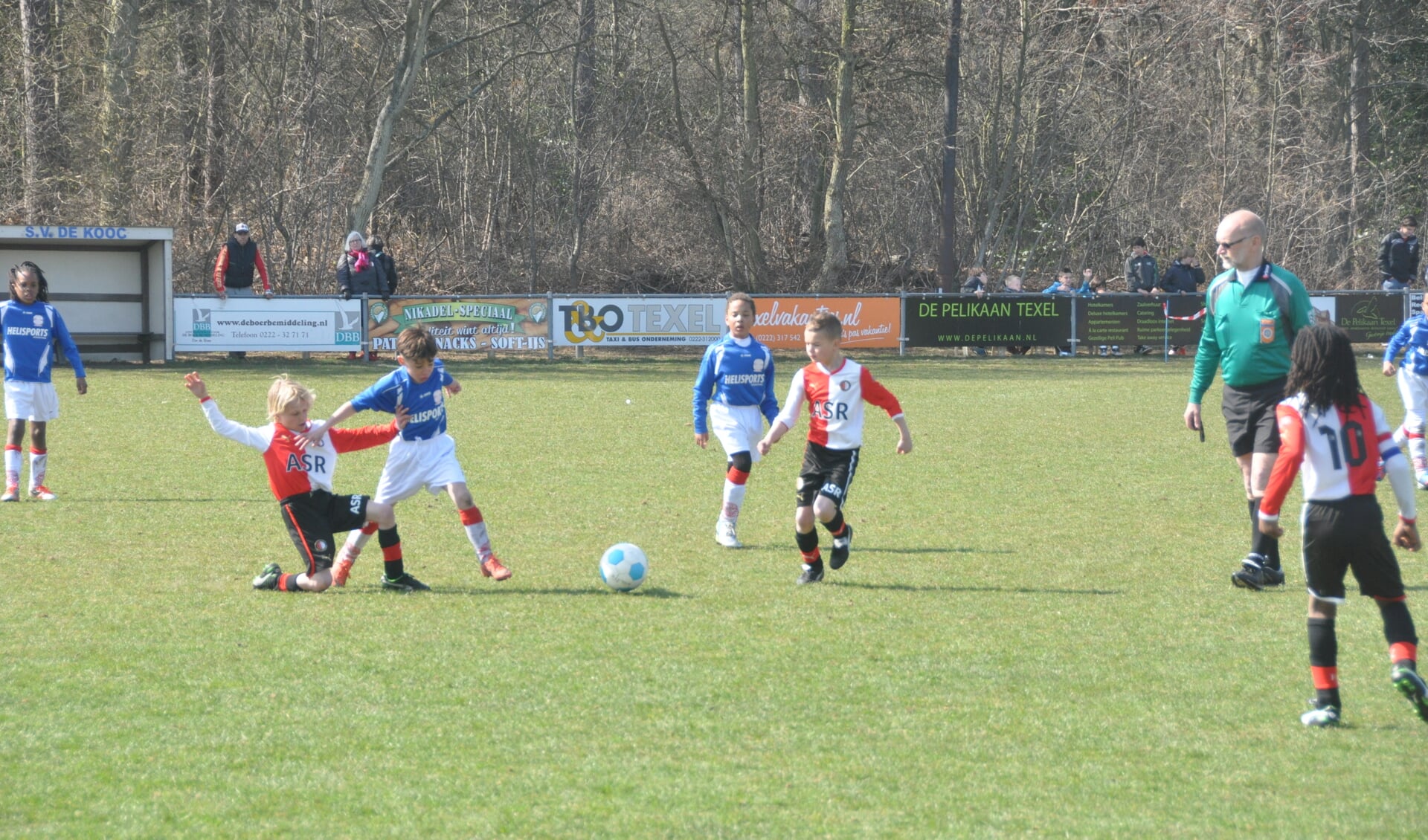 Feyenoord in actie tegen Zeeburgia op het veld van SV De Koog.