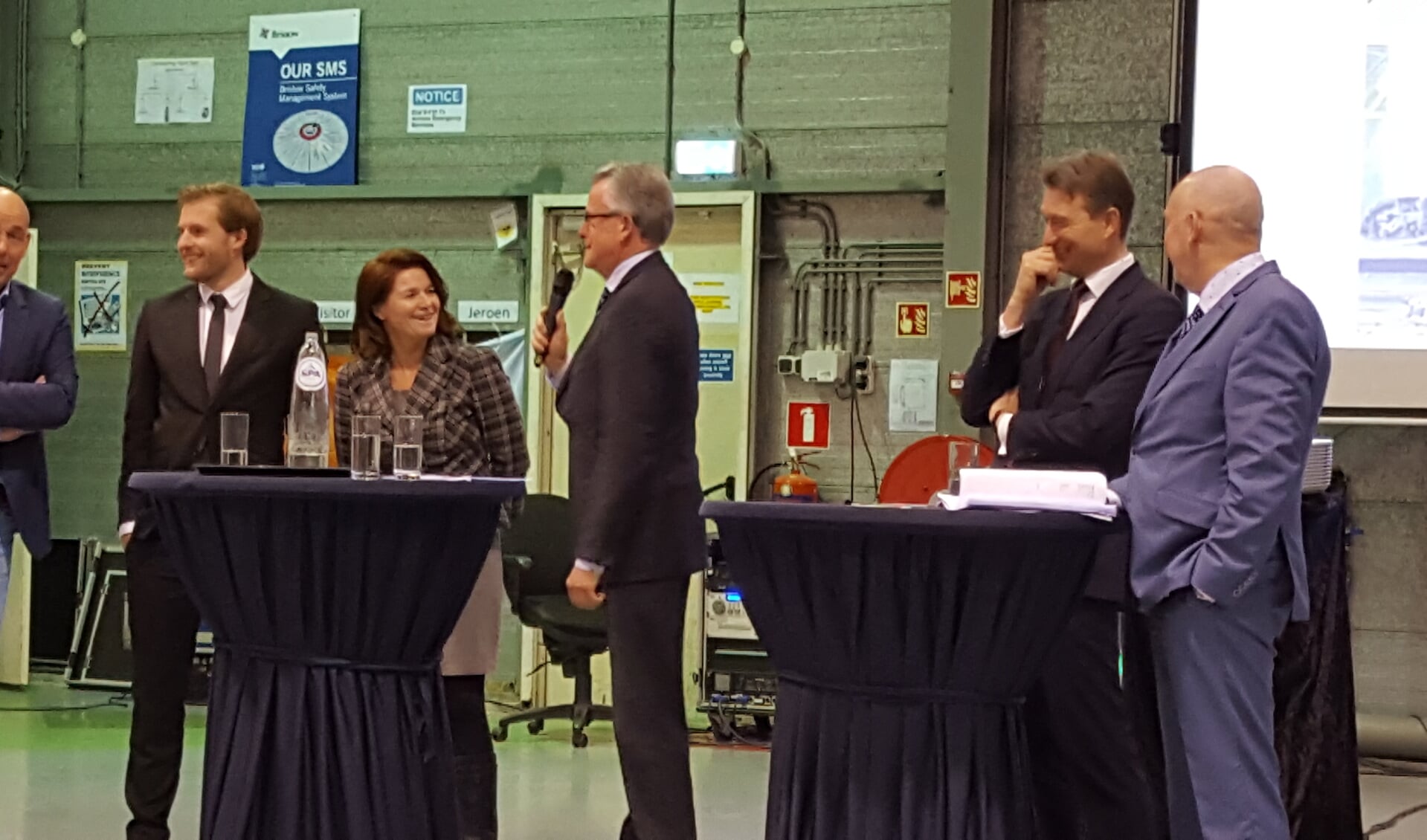 Het VVD-debat in Den Helder, met derde van links Texelaar en kandidaat-kamerlid Hennie Huisman.