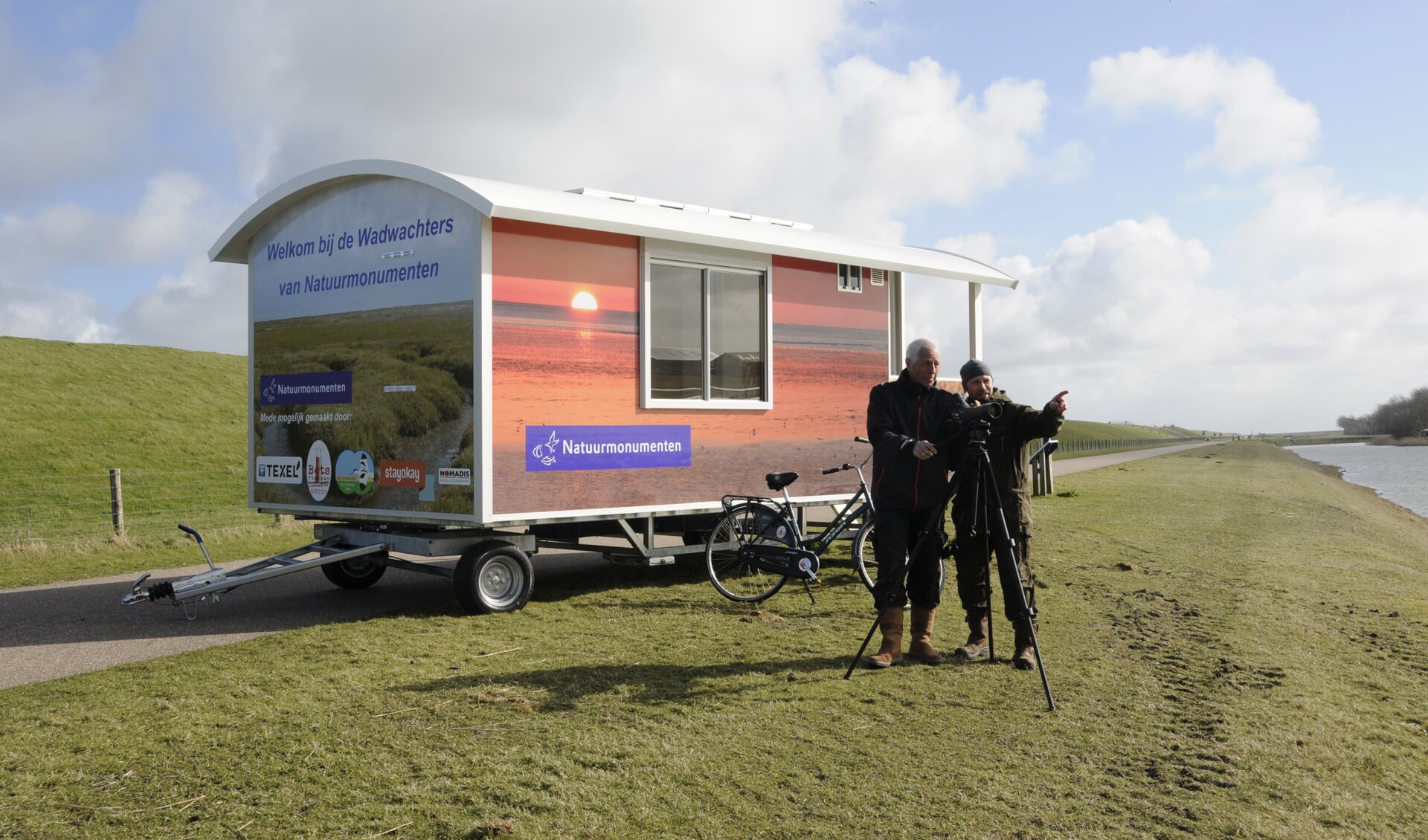 Gerrit Boot en Loran Tinga bij de Wadwachtershut van Natuurmonumenten. 