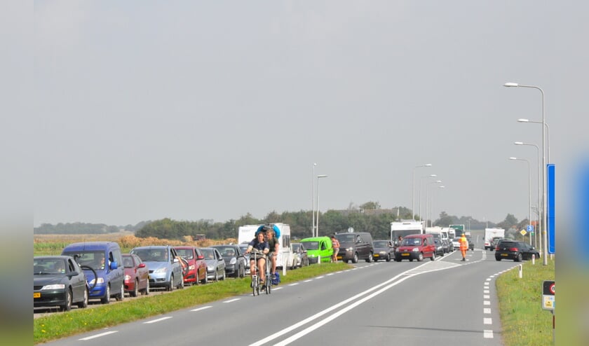 Aansluiten in de rij voor de boot bij de Amaliaweg. (Foto Willem Sangers)