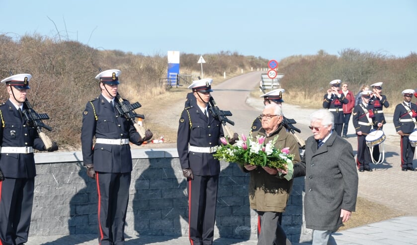 Herdenking bij de Mok. Tien Texelaars werden op 6 april 1945 na het uitbreken van de Georgische Opstand bij de Mokbaai geëxecuteerd.