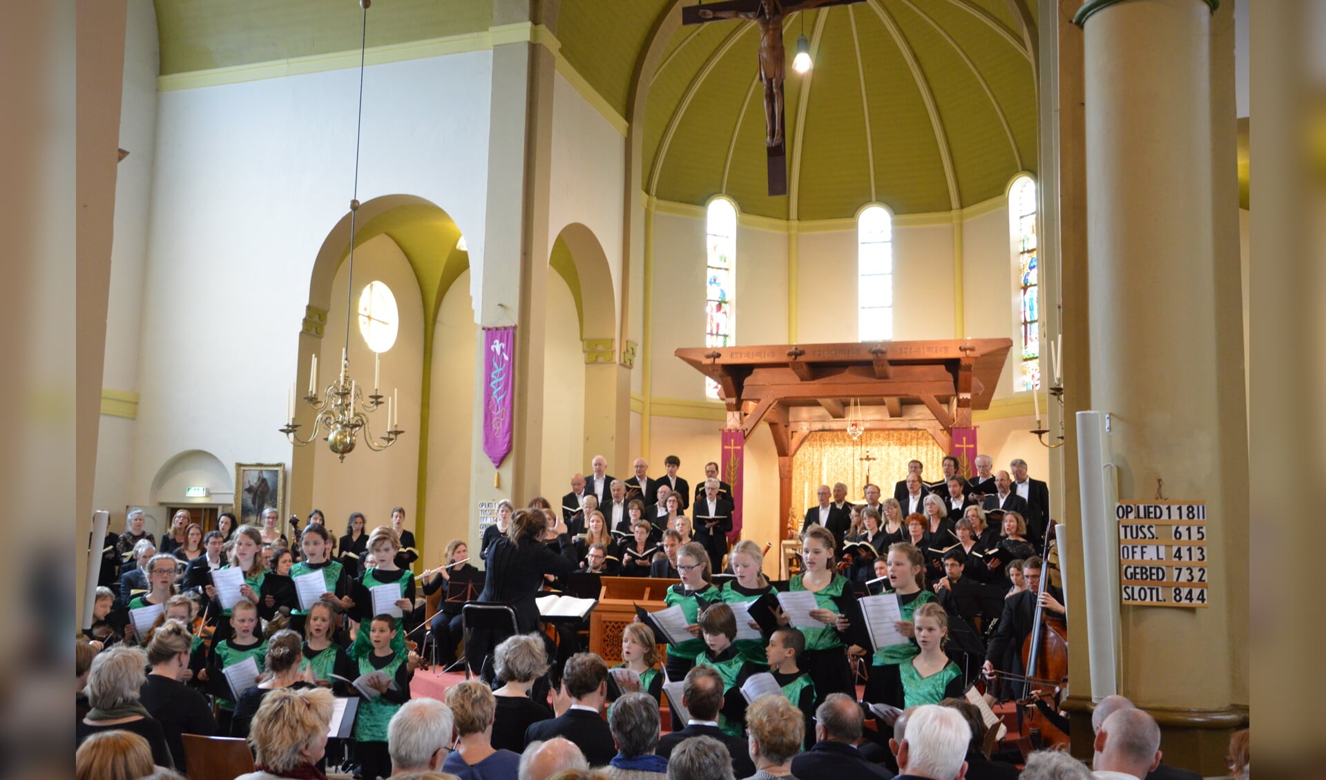 Uitvoering van de Matthäus Passion, met op de voorgrond het Artex Bach Jeugdkoor. 