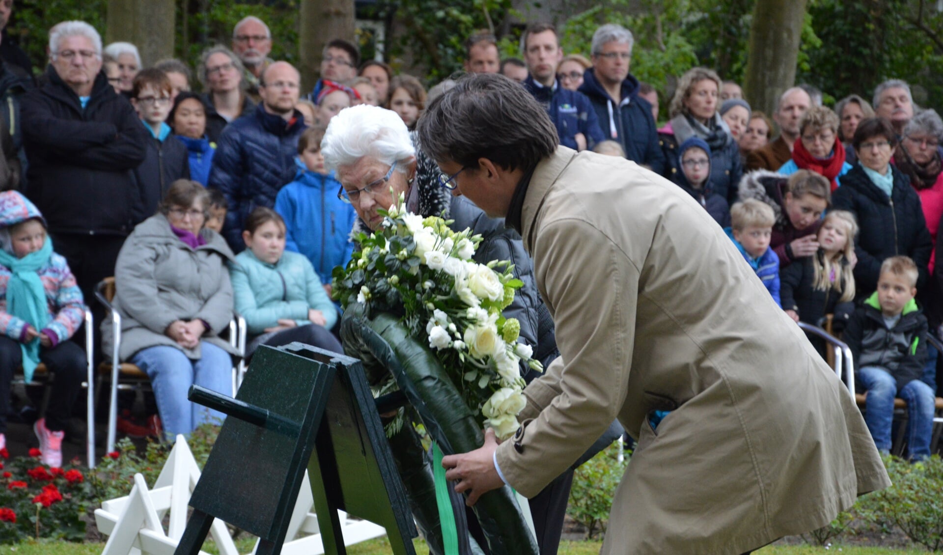 Nettie Jongejan legt samen met burgemeester Uitdehaag een krans. 