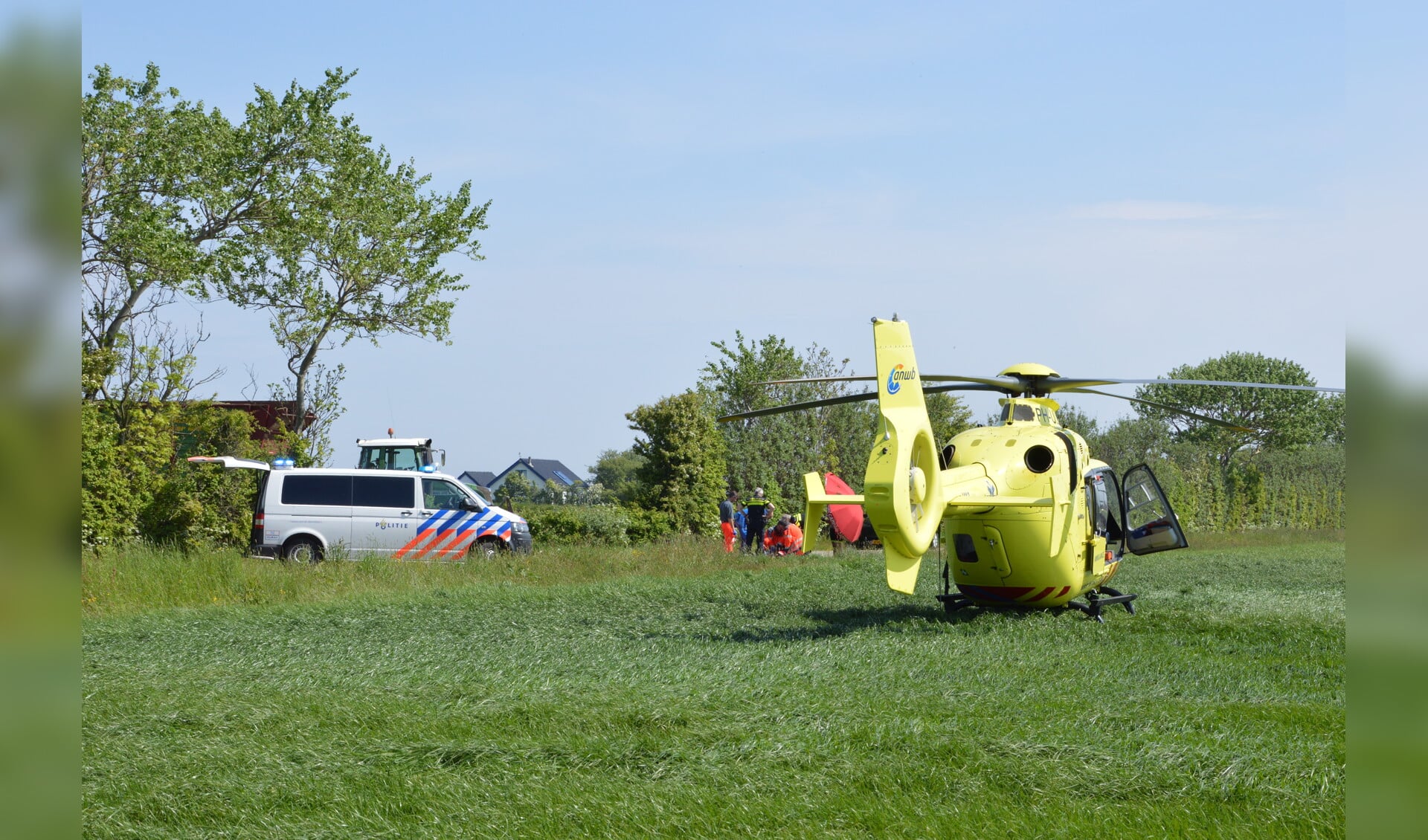 De traumaheli verleent hulp bij een ongeval aan de Oostkaap. 