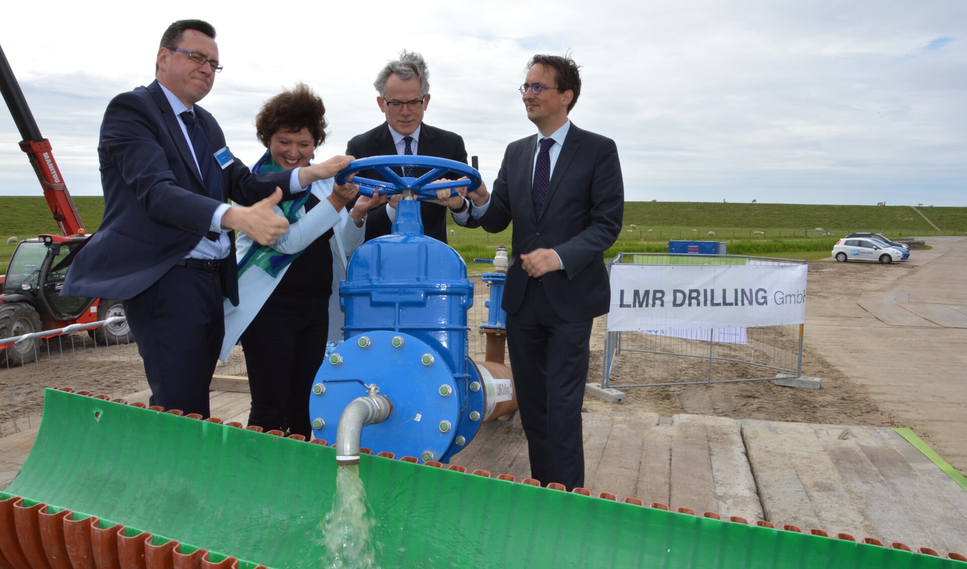 LMR-directeur Ernst Fengler,  PWN directeur Joke Cuperus, burgemeester Koen Schuiling van Den Helder en Michiel Uitdehaag, burgemeester van Texel, laten het eerste water uit de nieuwe leiding stromen.