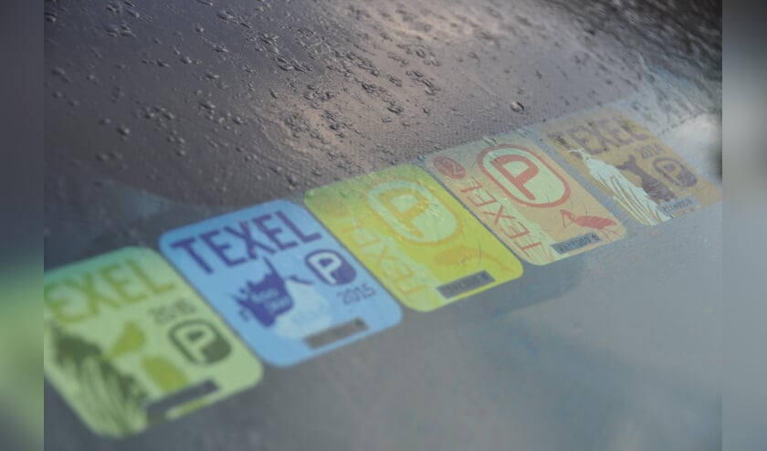 De Texelvignetten die sinds 2012 zijn uitgegeven en sindsdien achter de voorruit van een auto prijken.