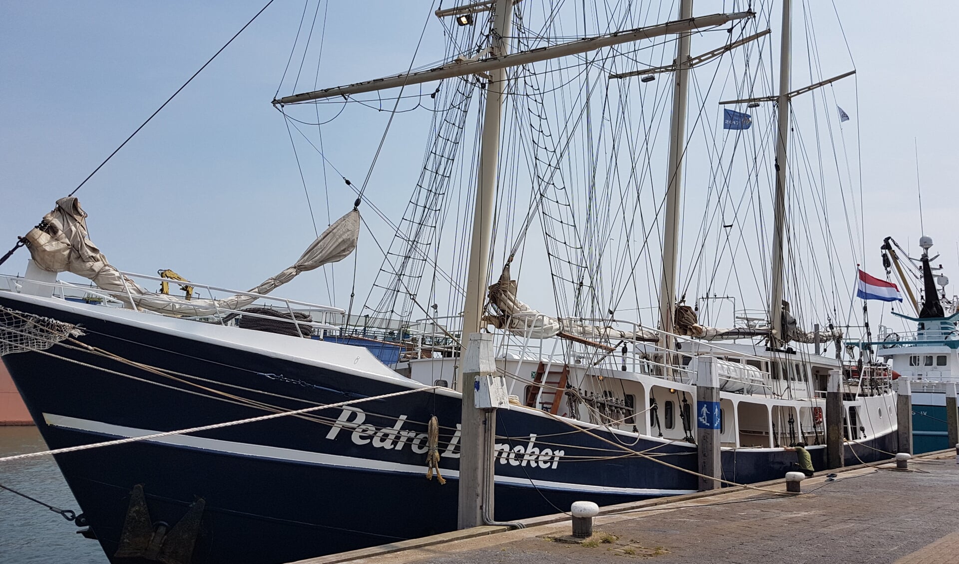 De 47 meter lange driemaster Pedro Doncker is één van de Tallships die in de haven van Oudeschild zijn afgemeerd.