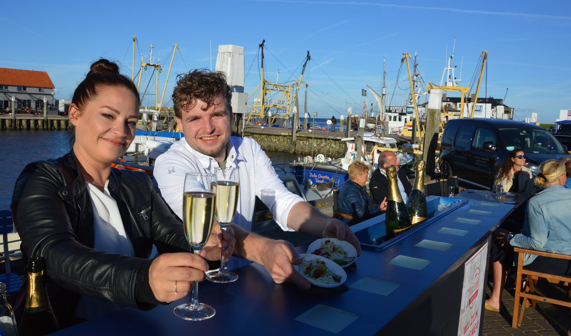 Felicia Siebert en Boy Schuiling van restaurant 't Pakhuus serveren op de haven een gerecht met octopus. 