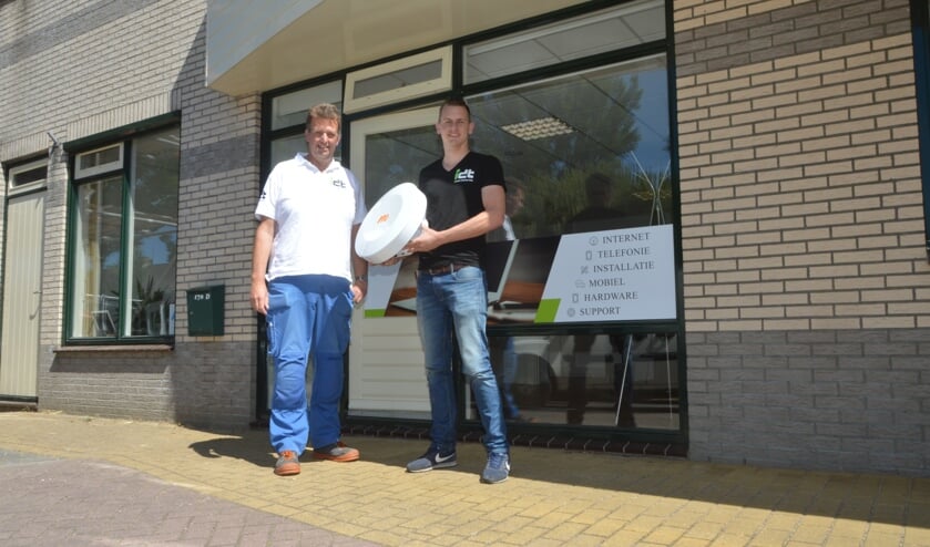 Jan Nico van der Ploeg en Joost van Heerwaarden voor hun kantoor aan de Bernhardlaan.