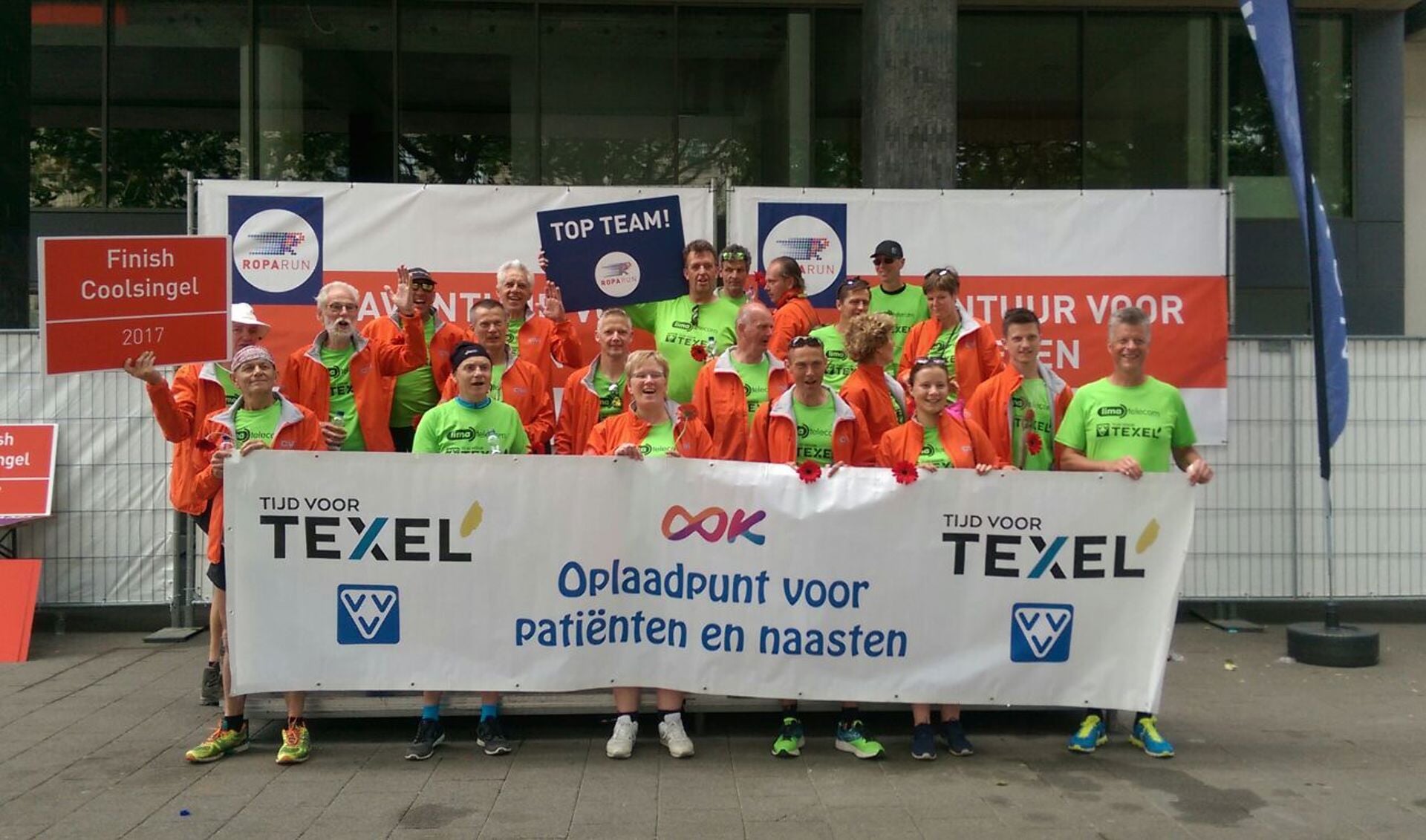 De Texelrunners, de deelnemers aan de Roparun met hun begeleiders. 