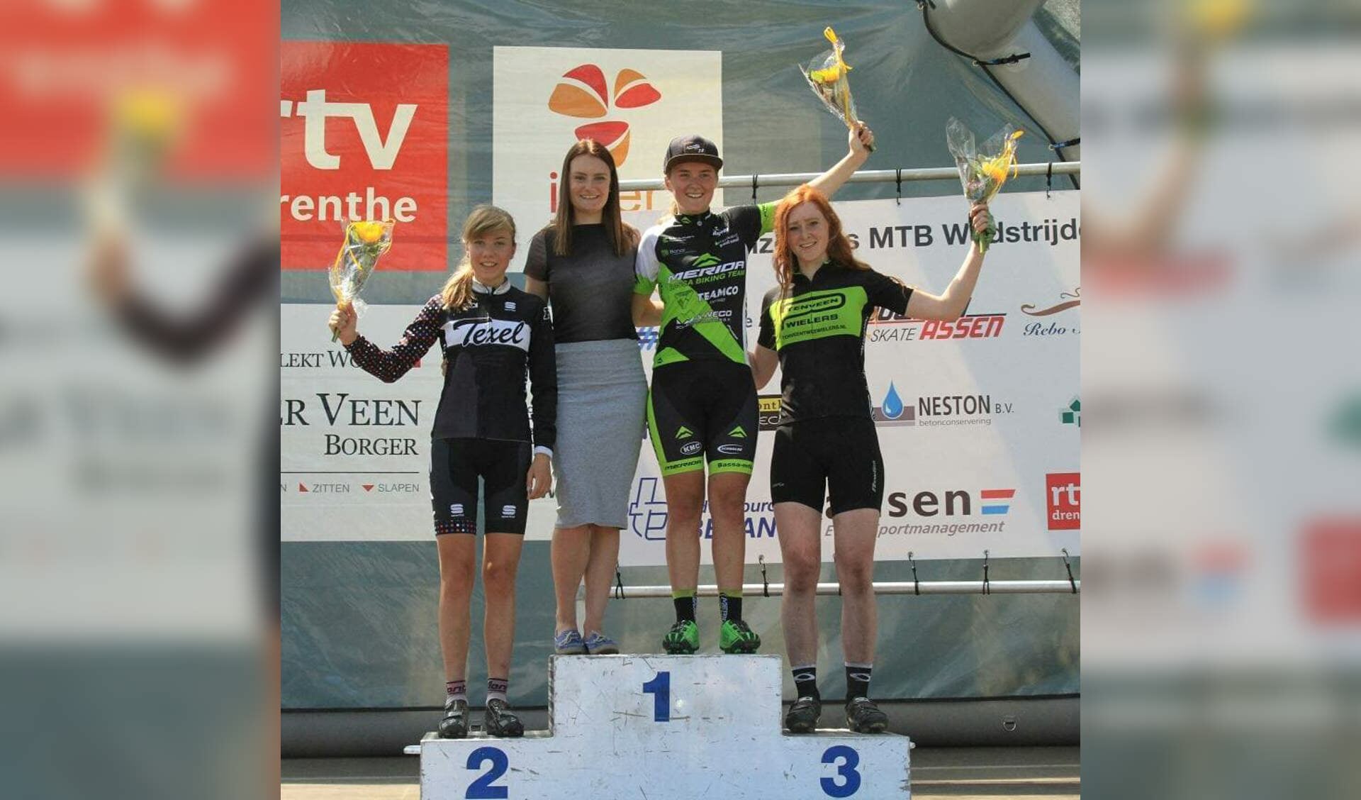 Lola Bakker (links) werd tweede in Assen.