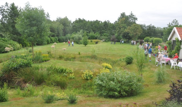 De tuin aan de Middellandseweg waar veel bezoekers van onder de indruk waren.
