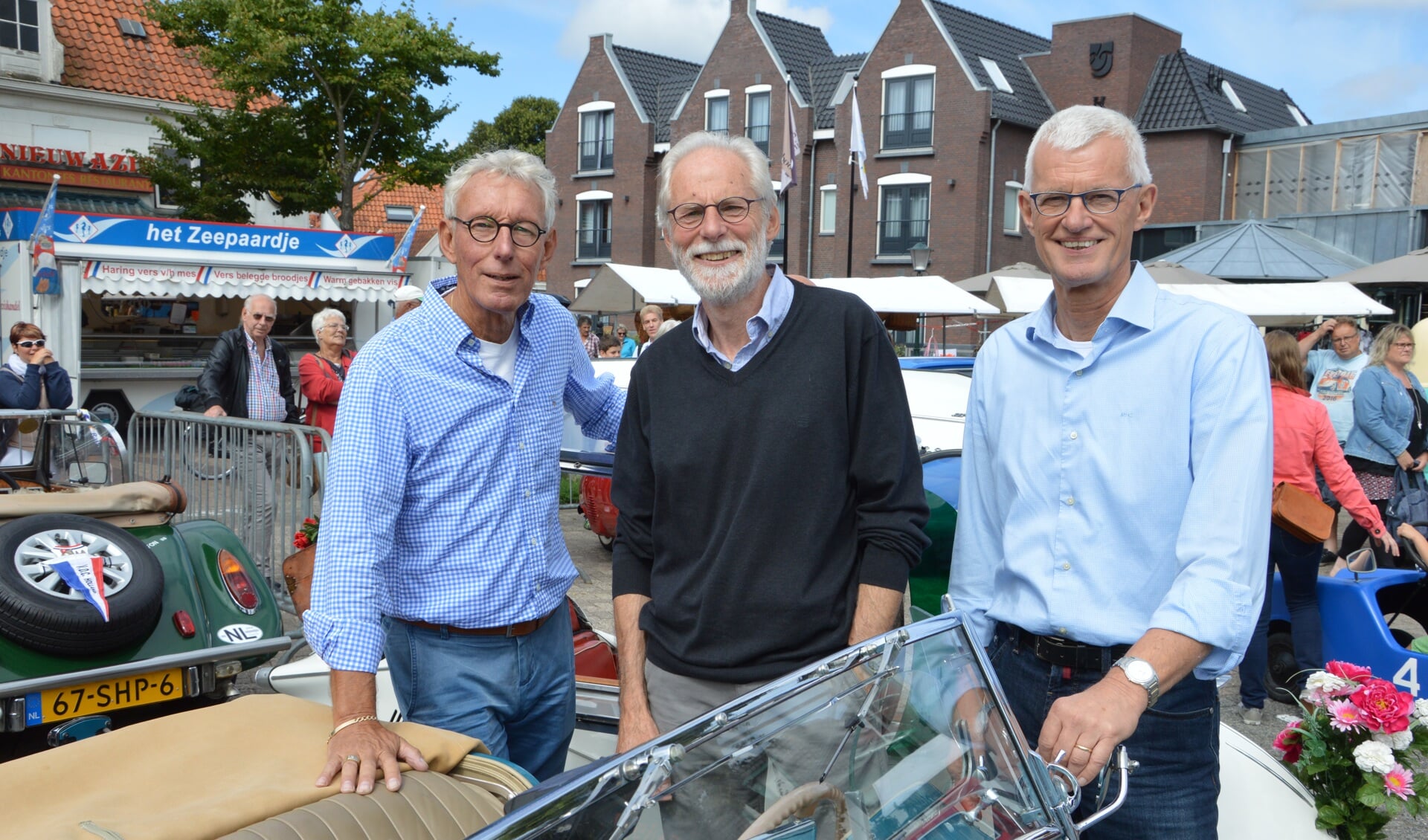 Vlnr: Marius Kikkert, Jan Frederici en Mark Poldner, samen het bestuur van het Toeristisch Investeringsfonds Texel, op de zomermarkt. 