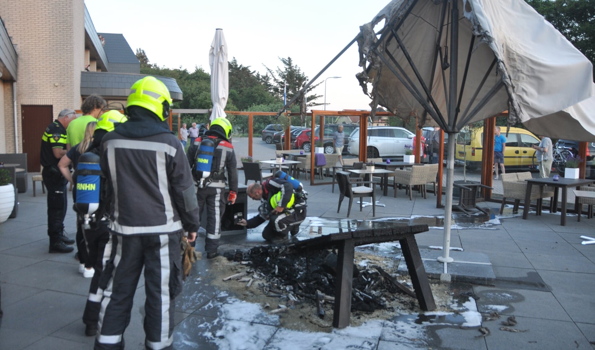 Een tafel en parasol vlogen in brand bij Hotel Boschrand.