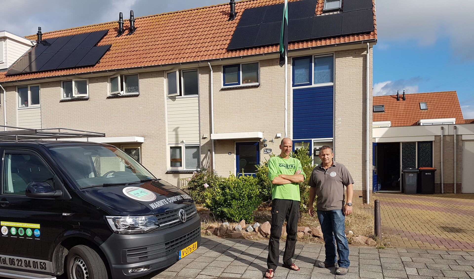 Gijs Praamstra met Niels Kalis, op het dak de zonnepanelen van ZEKERGROEN.