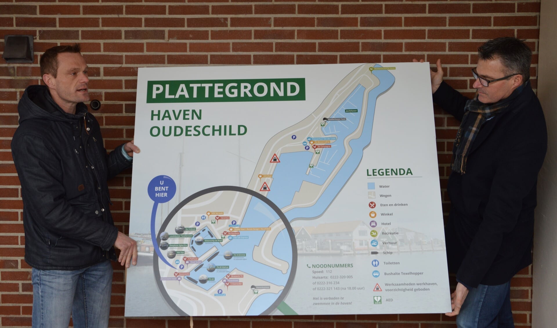 Wethouder Frank Kingma (rechts) eerder dit jaar bij de presentatie van de plattegrond, met daarop onder meer de ligplaatsen van rondvaartschepen. 