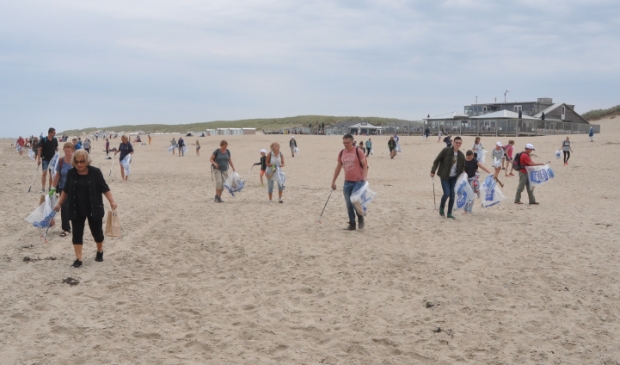 <p>Schoonmaak van het strand bij paal 17.</p>