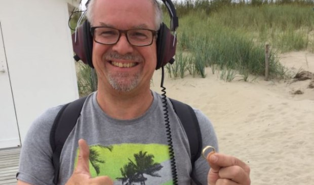 Richard Ober met de teruggevonden trouwring van paal 33. (Foto www.gevonden-verloren.nl)