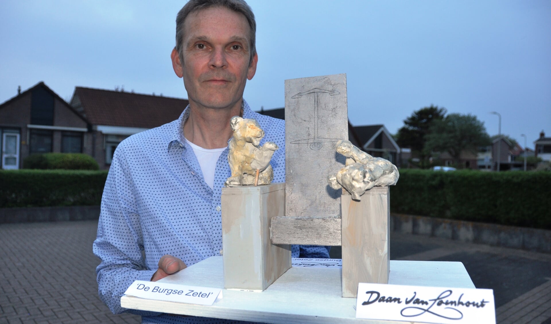 Daan van Loenhout met een maquette van De Burghse Zetel. Op de leuningen de twee leeuwtjes uit het wapen van Texel.