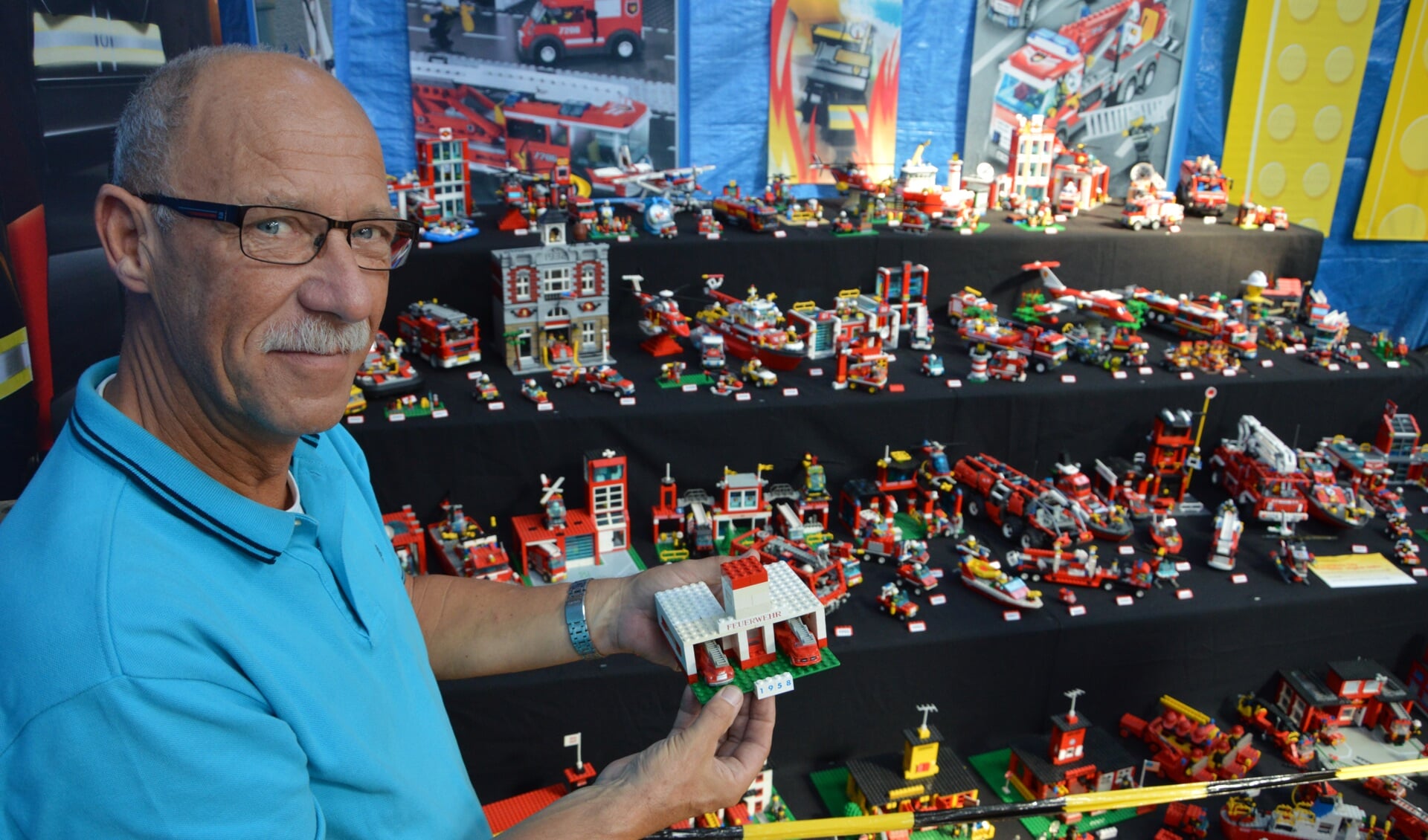 André Overeem bij de complete brandweerserie van Lego, die 130 stukken omvat. Het begon in 1968 met de kazerne in zijn handen. 