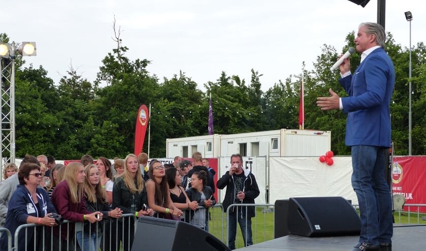 Dries Roelvink in 2016 op het podium in De Cocksdorp.