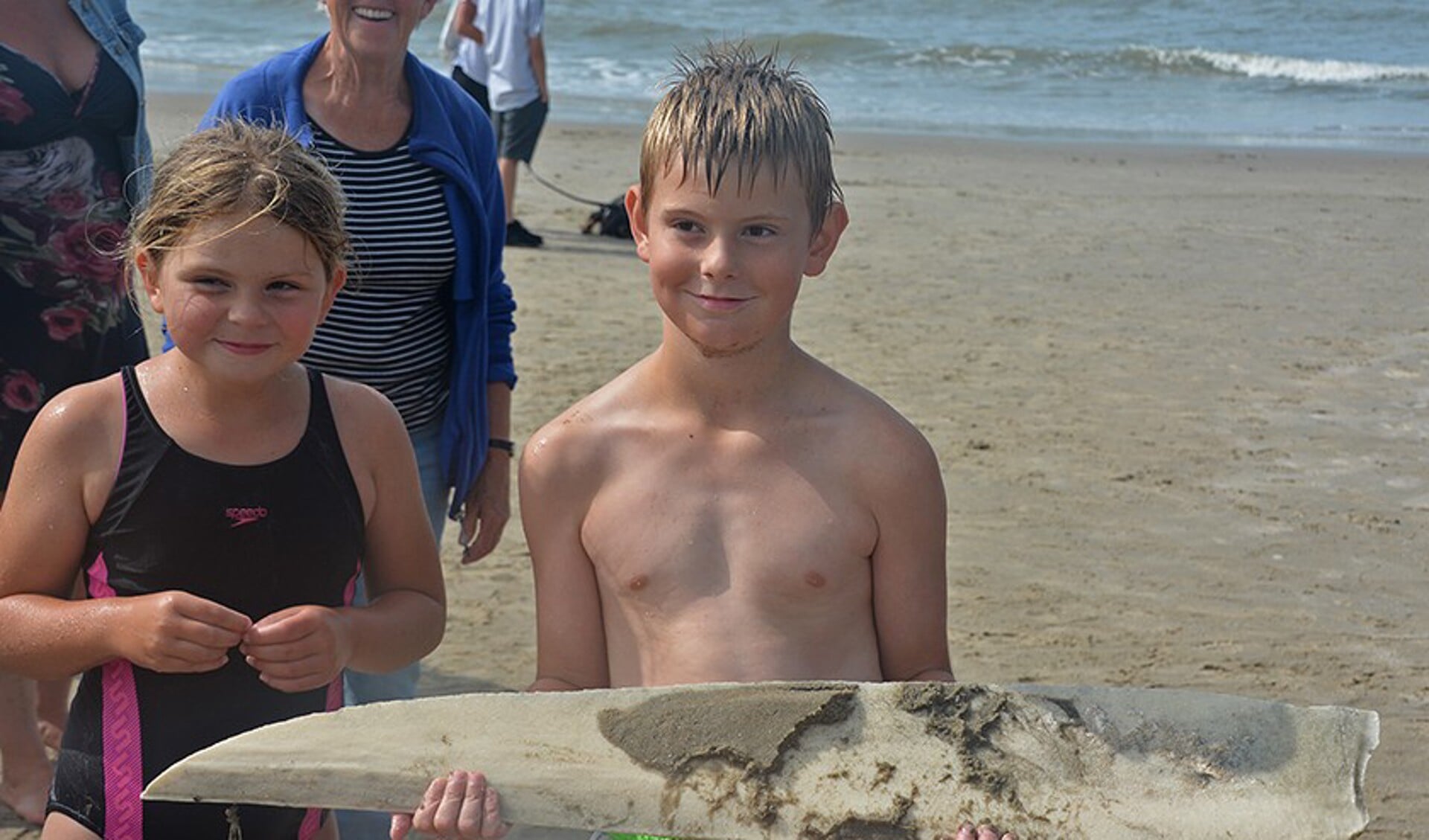 Ian (9 jaar) en Myrthe (7 jaar) met het door hun gevonden ontbrekende stuk bot