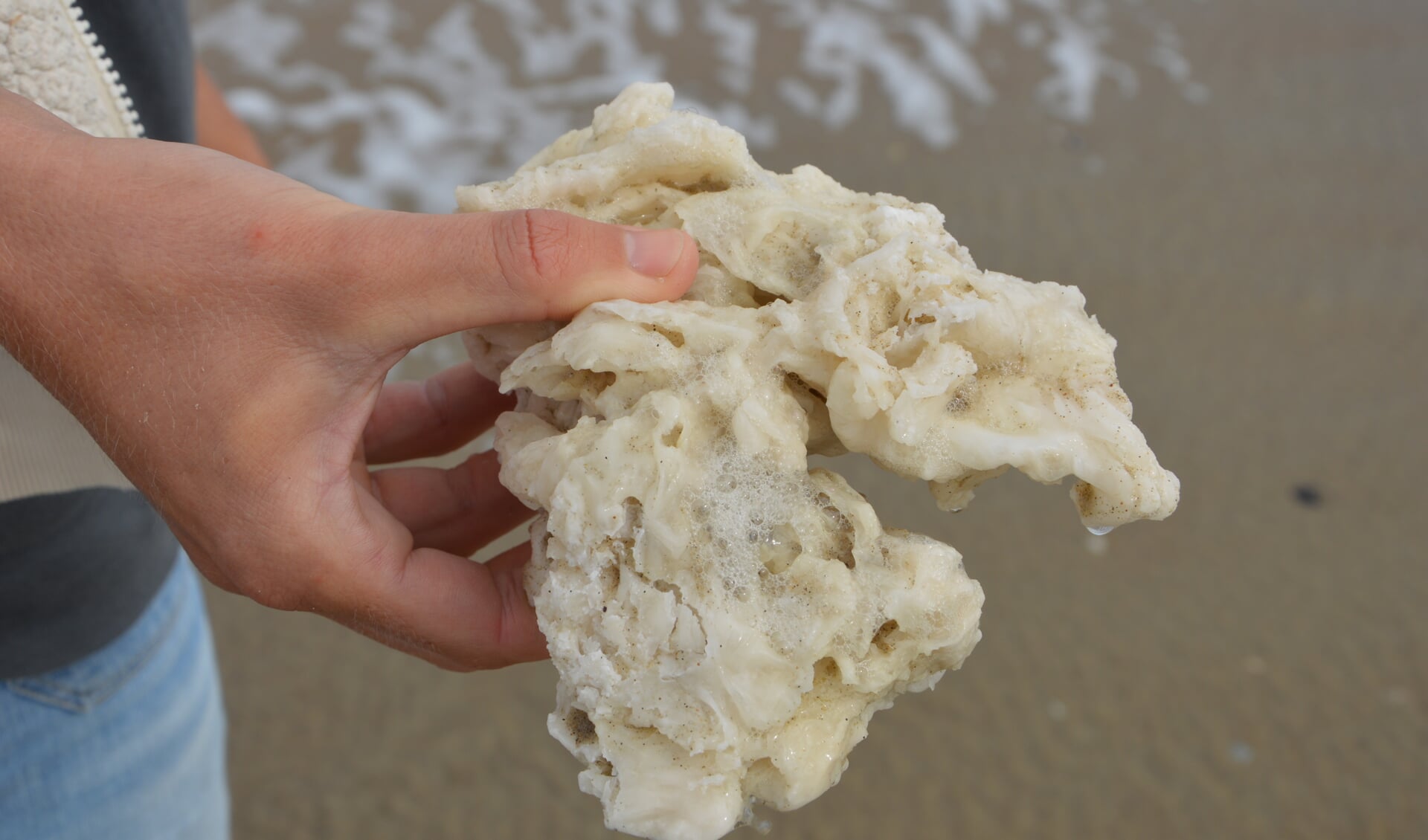 Een blok paraffine dat ruim een week geleden op het strand bij paal 12 werd aangetroffen.