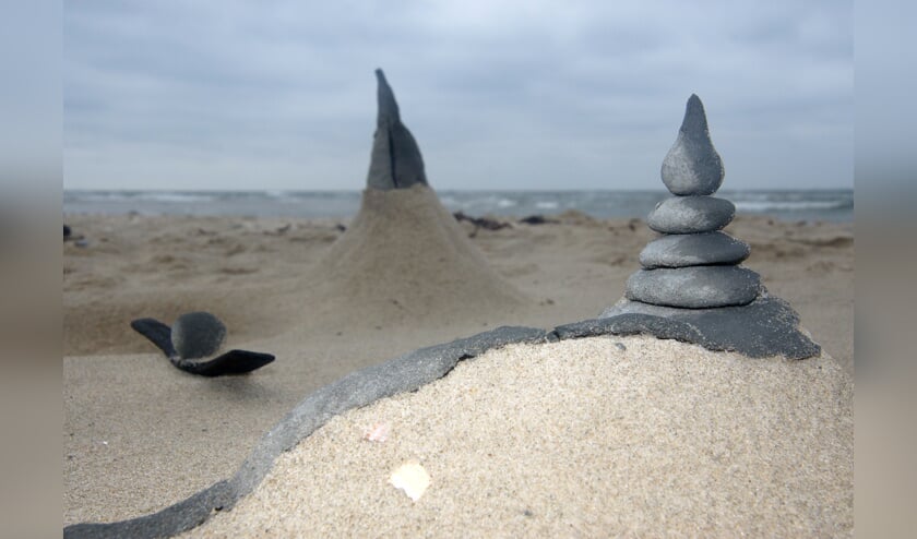 "‘Zen aan Zee’. Iemand creëerde van de klei die hier langs het water voorkomt een Japans tuintje. Was hij/zij onder de indruk van de stilte en ruimte op deze plek? Het moet haast wel", schrijft Sytske Dijksen.