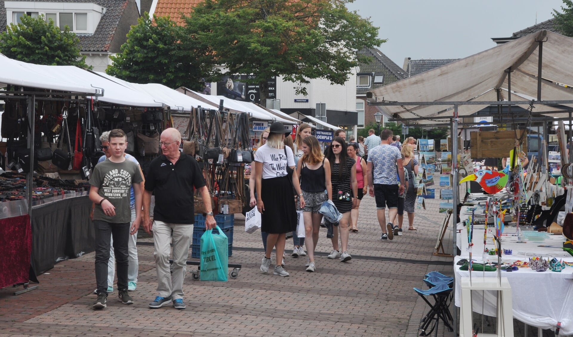 De zomermarkt in het centrum van Den Burg.