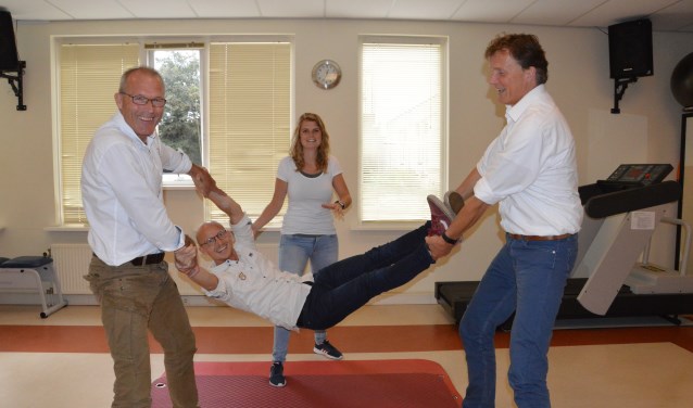 Gerard Arkenbout en Henk de Steur jonassen David Schild, Nynke Eijpe staat klaar om op te vangen.