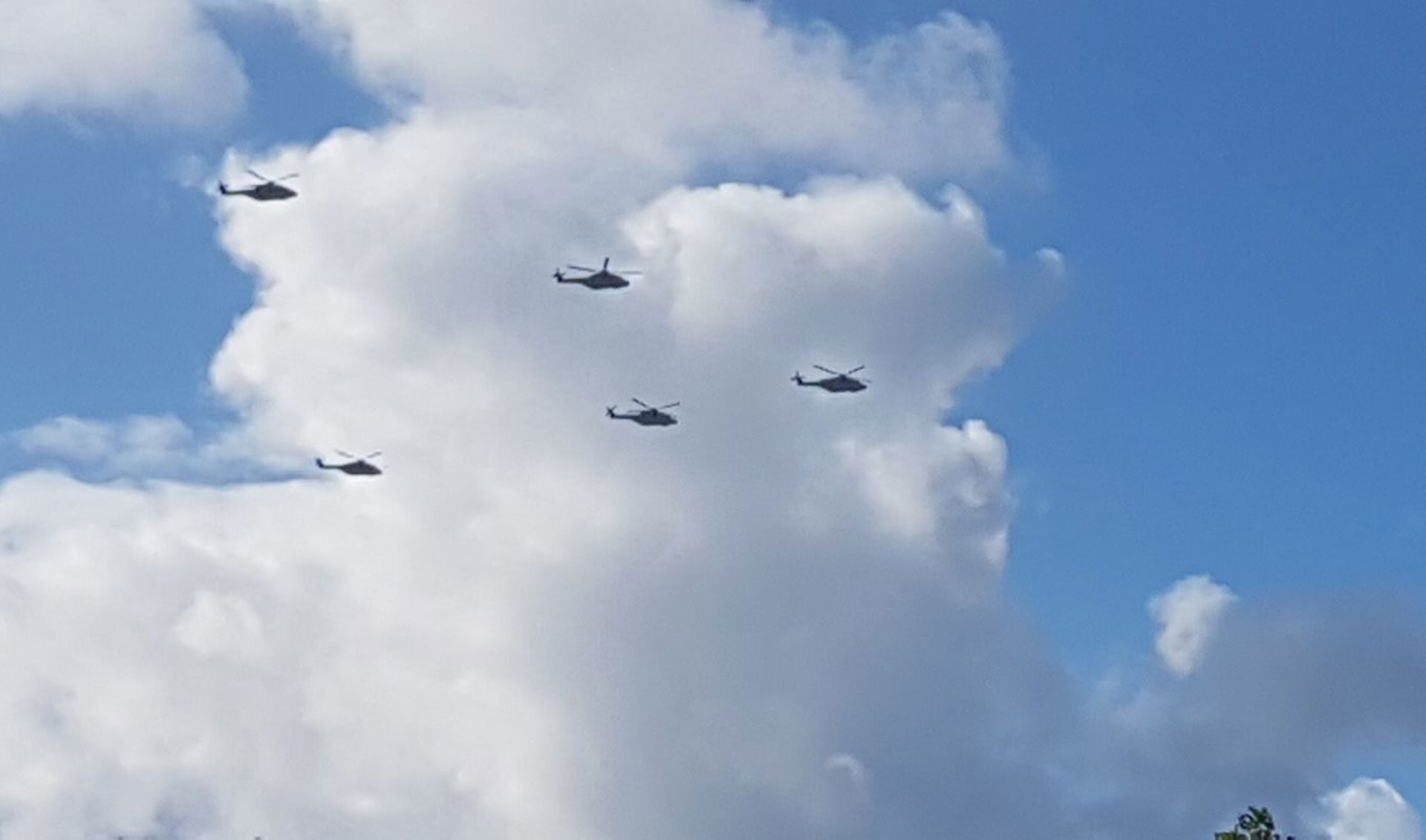 De helikopters in formatie boven Texel.