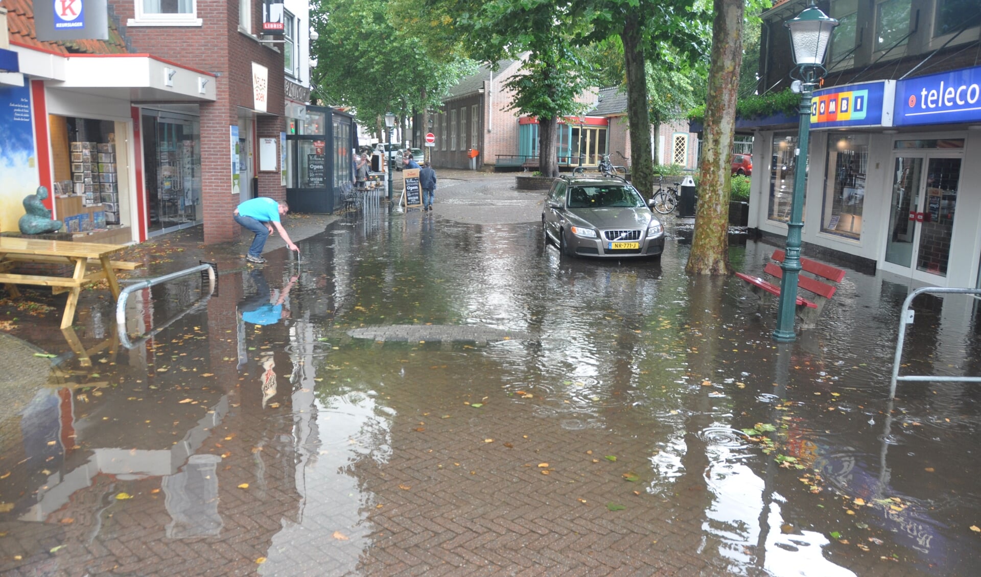 Water op de hoek van de Parkstraat en de Weverstraat.