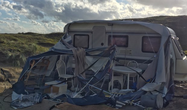 Deze voortent op Kogerstrand was duidelijk niet bestand tegen de storm.