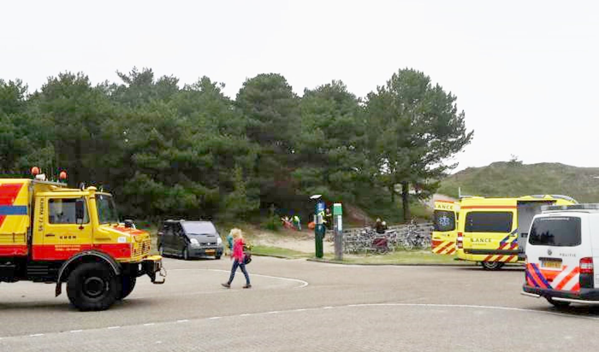 Whippertruck, politie en ambulance zijn ter plaatse op het parkeerterrein van Paal 21.